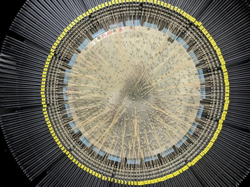 A fully deployed field of WEAVE fibres targeting intermediate-redshift galaxies to study the details of galaxy evolution.